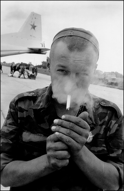 Уезжающий на дембель солдат срочной службы, который незадолго перед этим попал в жестокий бой, в котором из его отделения остались в живых только он и ещё один парень, остальные погибли. Возвращается в родные Химки.