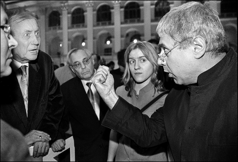 Слева направо: неизвестный, поэт Евгений Евтушенко, режиссер Марк Розовский, неизвестная, политтехнолог Глеб Павловский. Снимок сделан на празднике в честь 10-летия "Независимой газеты" в декабре 1999 года в Гостином дворе в Москве.