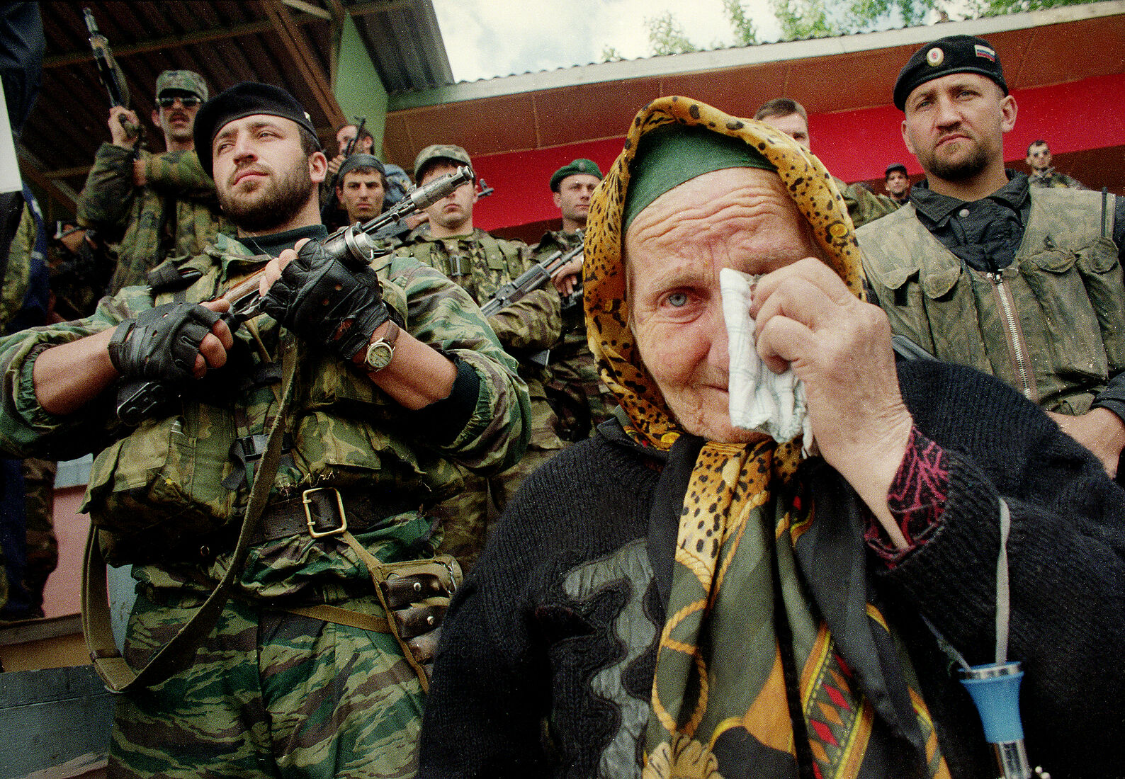 Artem Chernov. Portfolio. From my portfolio (1984-2009). Городской стадион, Грозный, Чечня, 9 мая 2000 года Ровно через 3 года, на таком же праздновании 9 мая на этом стадионе, глава Чечни Ахмат Кадыров погибнет в теракте на этой трибуне.