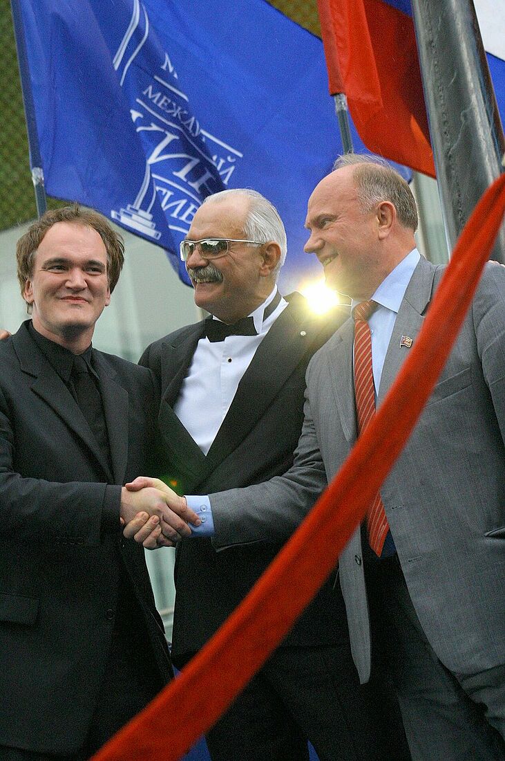 Artem Chernov. Portfolio. Russia. Politics. Nikita Mikhalkov introduces Quentin Tarantino to the leader of the Russian Communist Party Zyuganov at the Moscow Film Festival, 2004