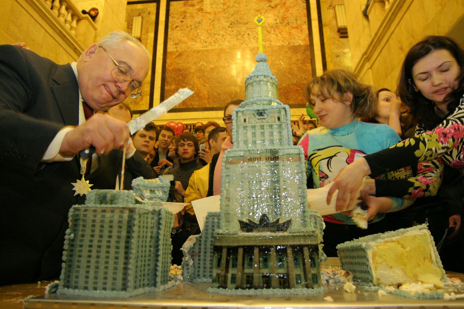 Artem Chernov. Portfolio. Russia. Politics. MSU Rector Sadovnichy Cuts a Cake in the Shape of His University, Then Refuses and Students Tear the Cake with Their Hands, 2003