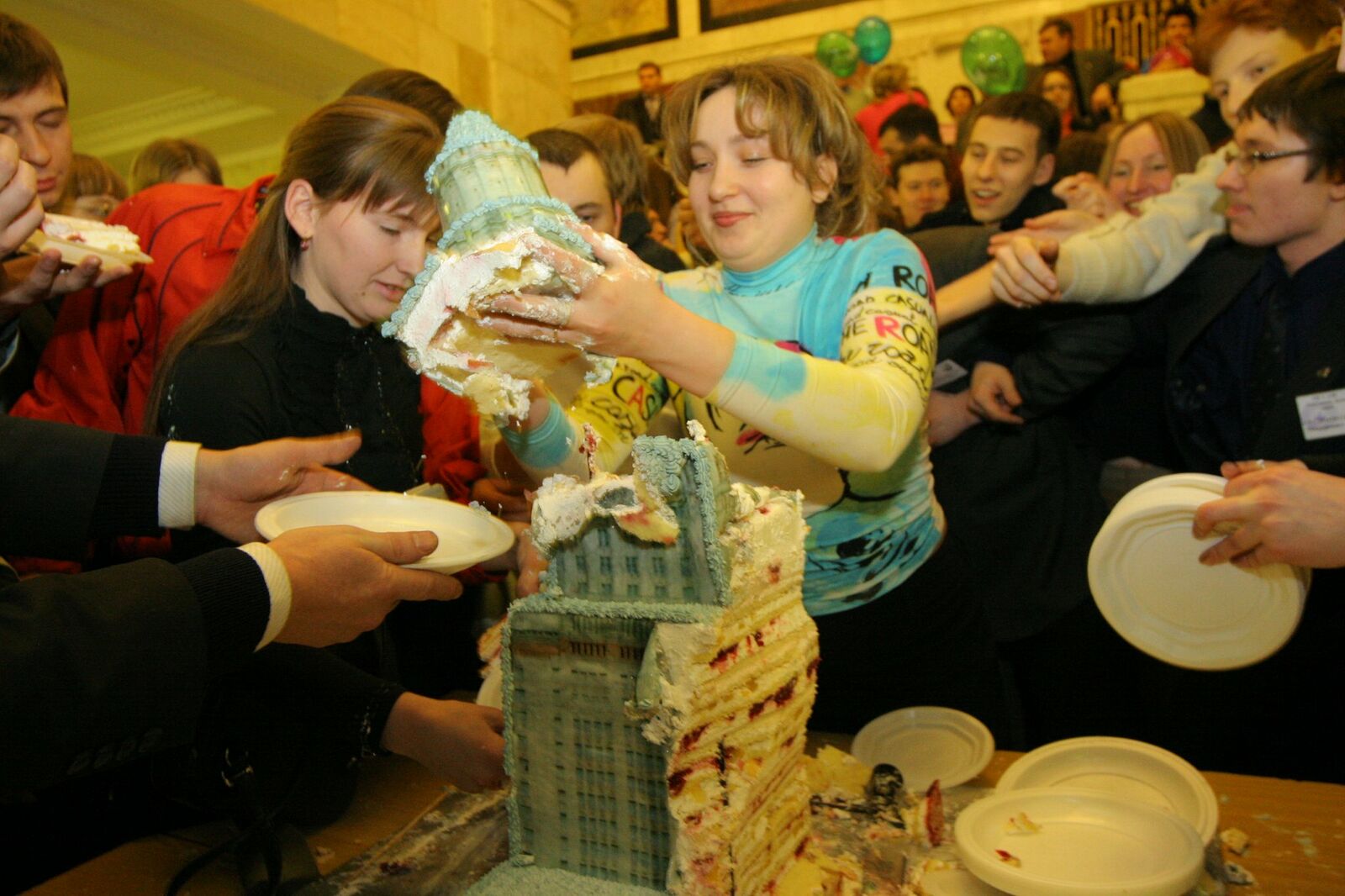 Artem Chernov. Portfolio. Russia. Politics. MSU Rector Sadovnichy cuts a cake in the shape of his university, then refuses and students tear the cake with their hands. 2004
